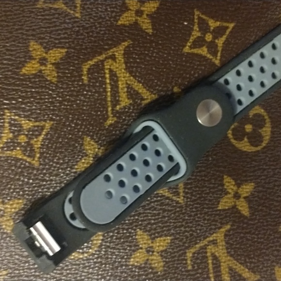 FITBIT HM Charge 2 interchangeable Silicone Black & Grey Wristwatch Sports Band - Picture 5 of 7